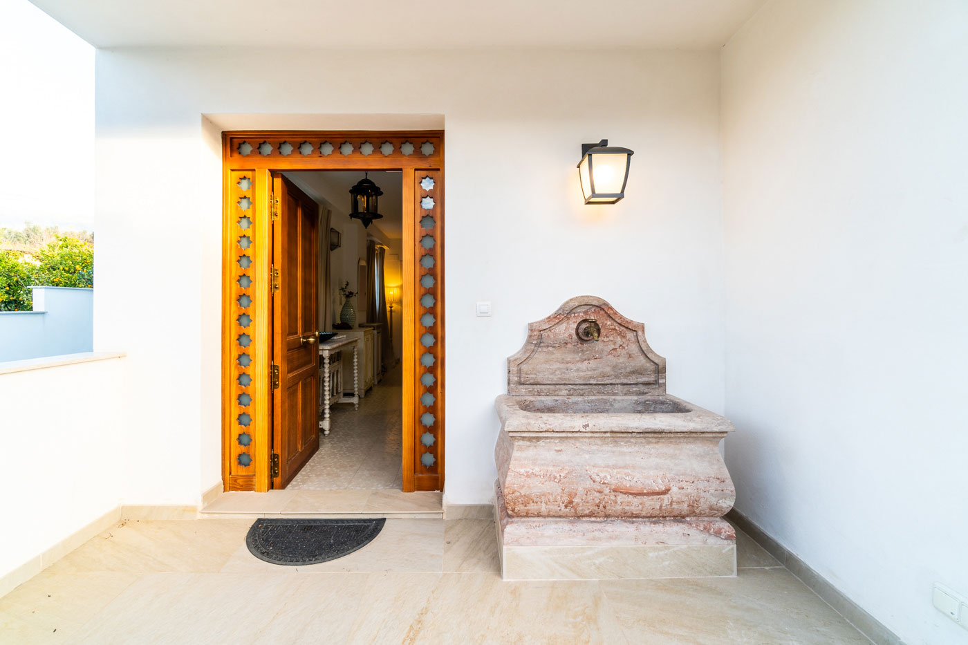 La entrada desde el camino del pueblo es discreta